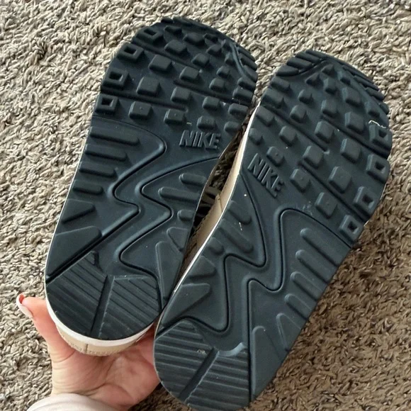 Nike Air Max Women’s Sneakers - Picture 4 of 6